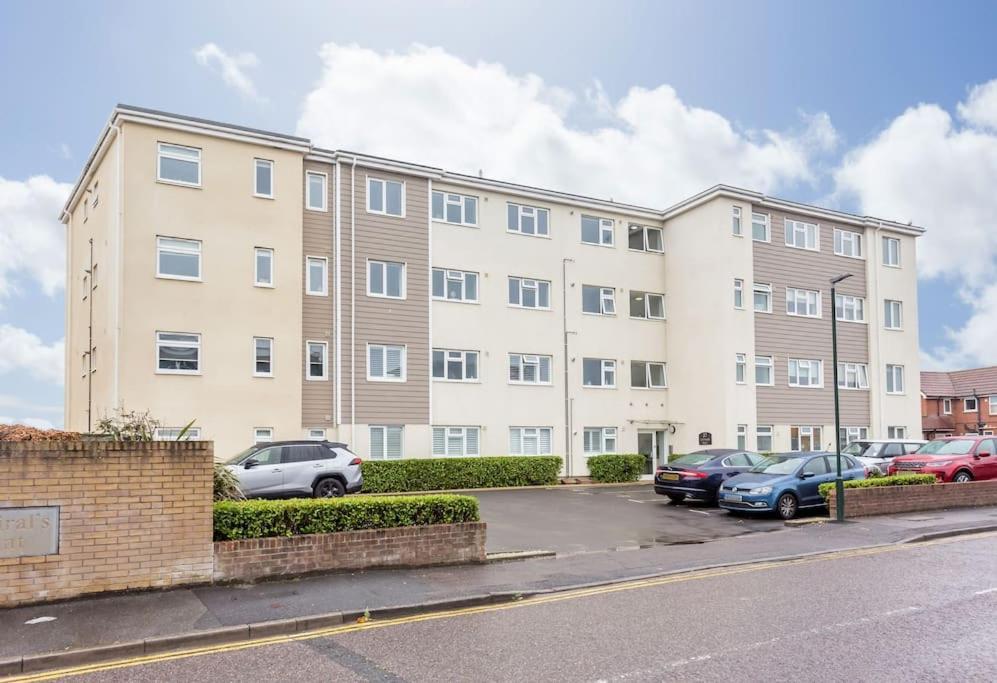 Stunning 2 Bed Apartment, Fabulous Sea View & 2 Minutes To Beach With Parking Bournemouth Exterior foto