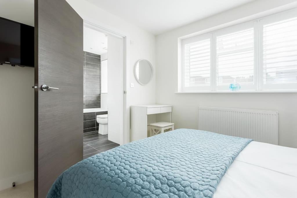 Stunning 2 Bed Apartment, Fabulous Sea View & 2 Minutes To Beach With Parking Bournemouth Exterior foto